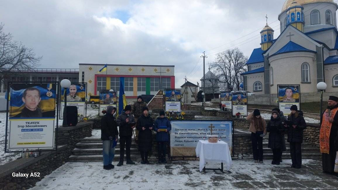 На Коломийщині відкрили меморіальний стенд воїну Олегу Денису 3