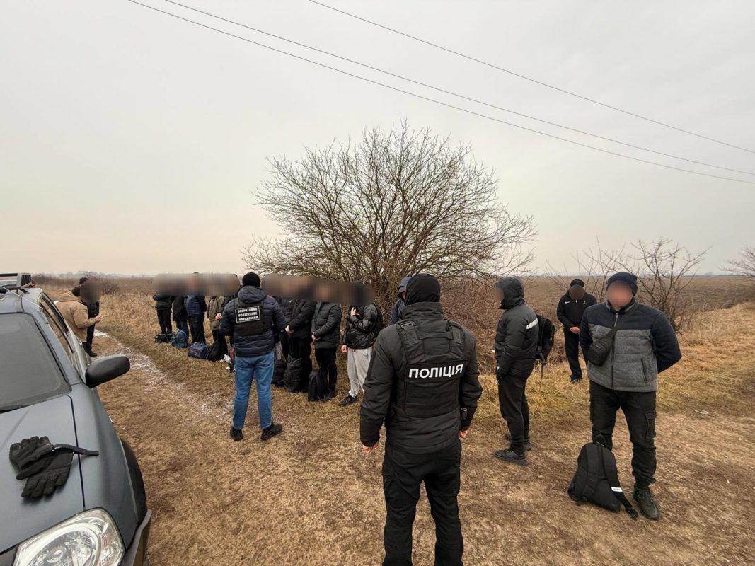 "Напролом" в мікроавтобусі: прикордонники затримали 16 чоловіків, які втікали до Угорщини 2