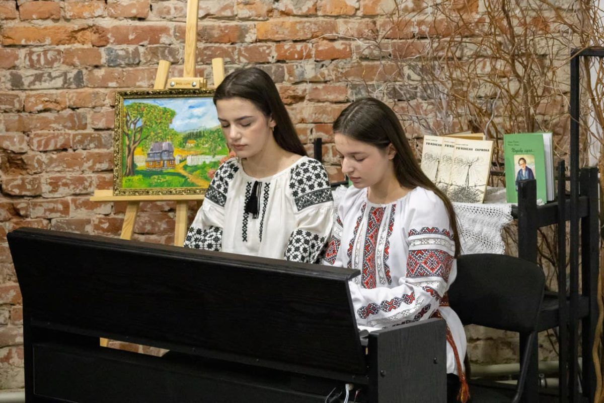 У Коломиї відбувся мистецько-патріотичний захід до Дня українських жінок-героїнь "Сильні духом" 6