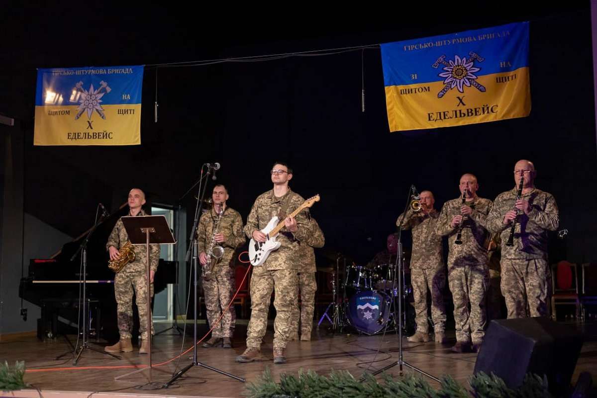 У Коломиї провели благодійний бал "Вартові мрії" 18