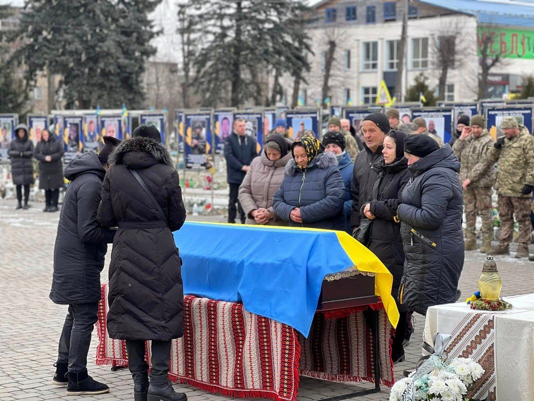 Отинійська громада зустріла полеглого воїна Володимира Гараздюка 7
