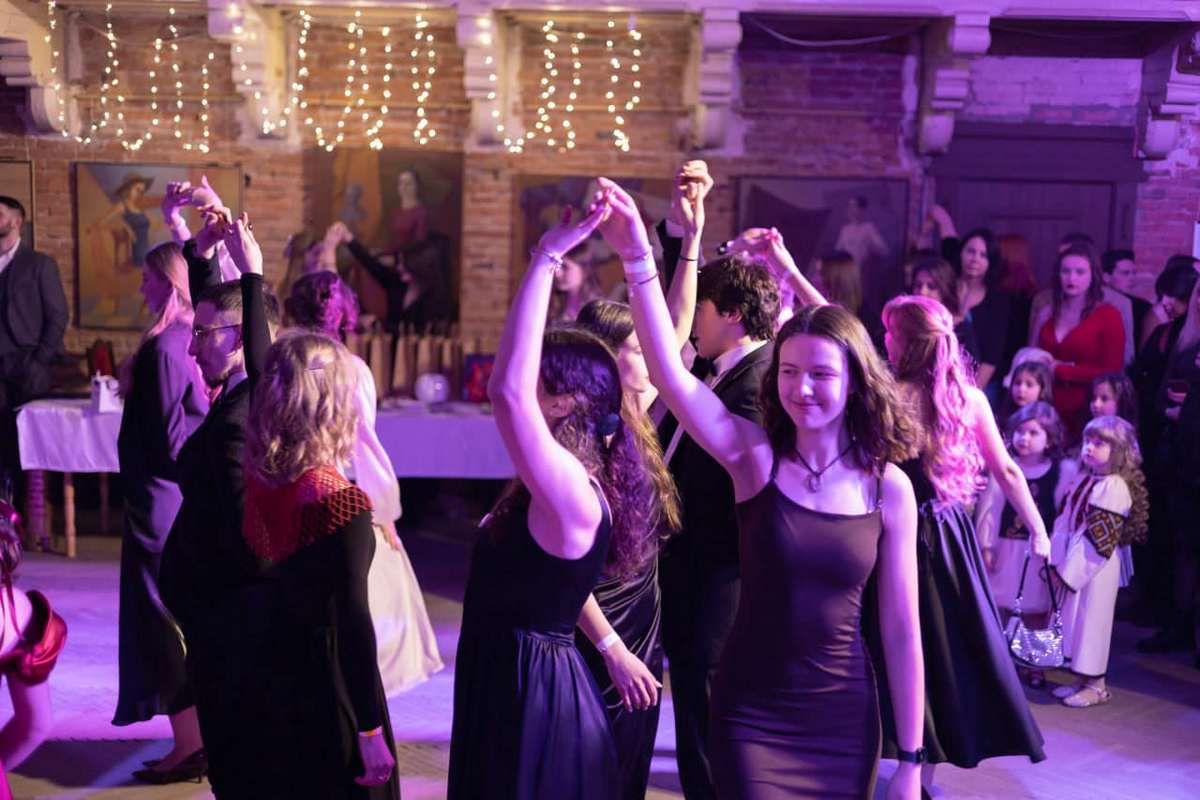 У Коломиї провели благодійний бал "Вартові мрії" 10