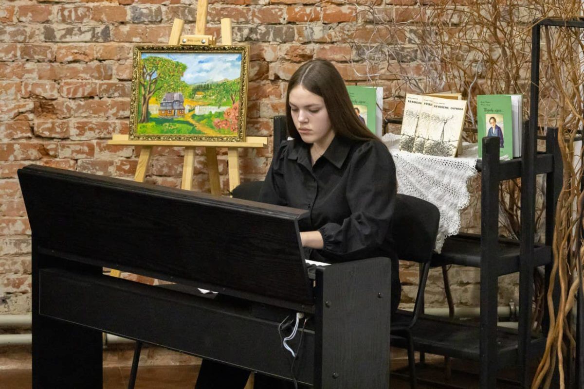 У Коломиї відбувся мистецько-патріотичний захід до Дня українських жінок-героїнь "Сильні духом" 11