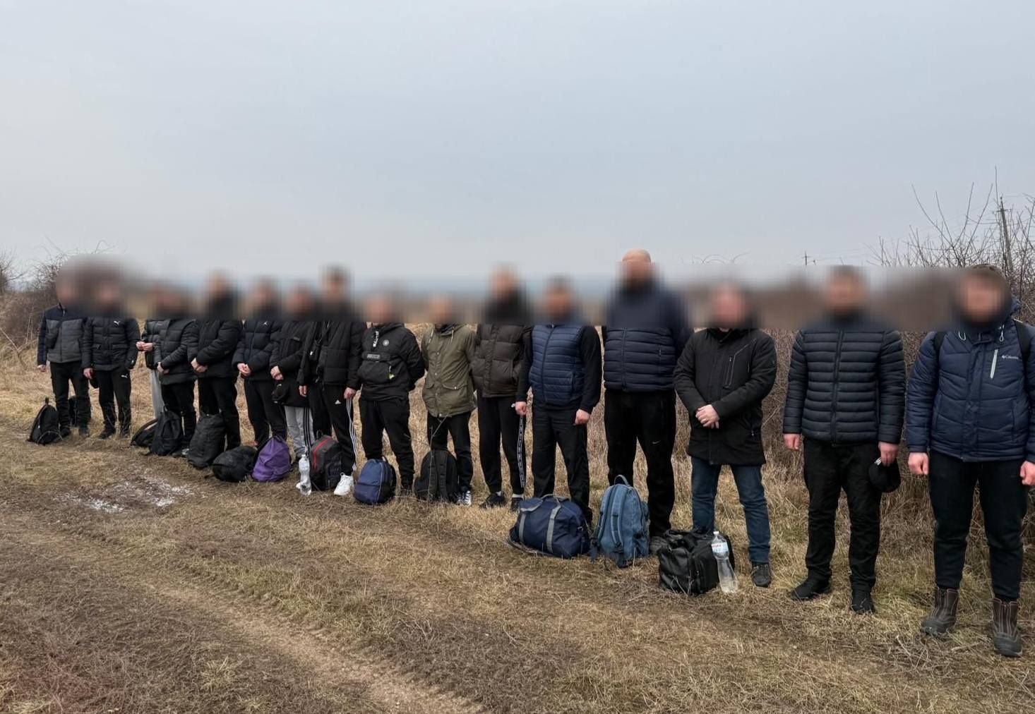 "Напролом" в мікроавтобусі: прикордонники затримали 16 чоловіків, які втікали до Угорщини 1