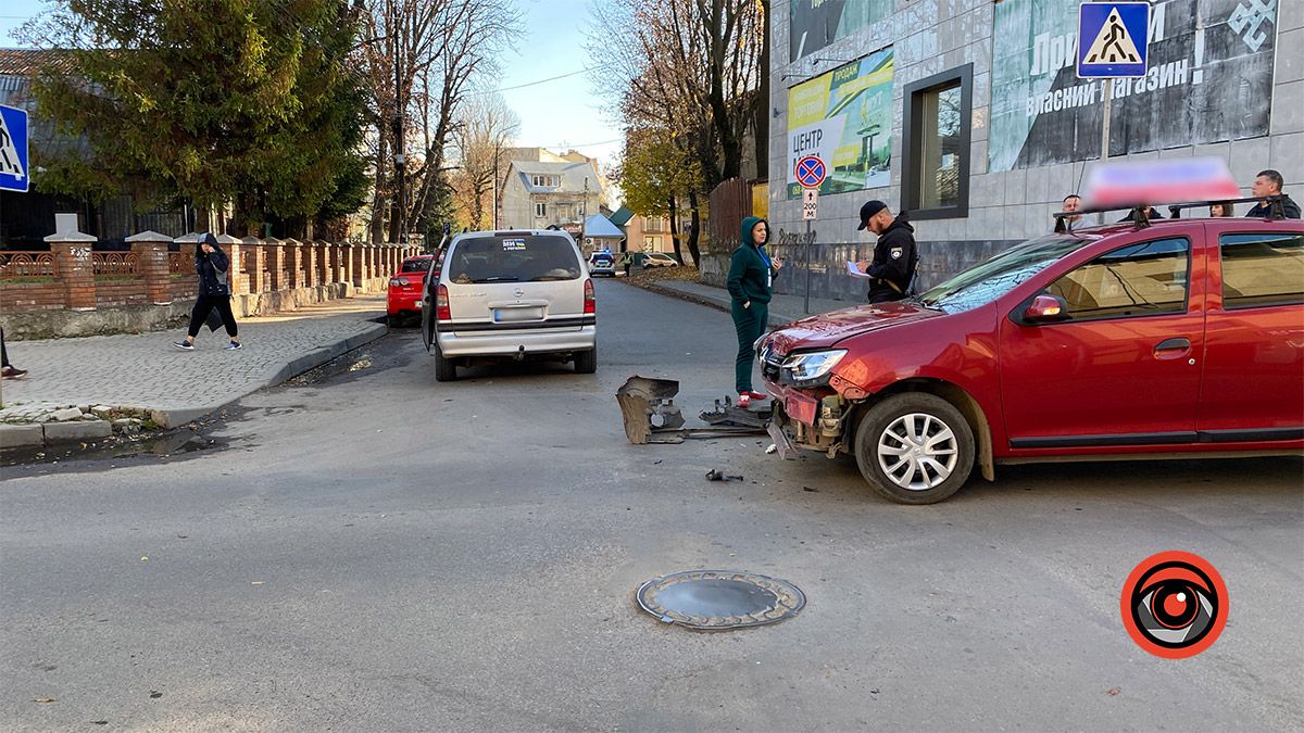 3 листопада 2022 року водій іномарки Opel на перехресті вулиць Валова-Шухевича не дав дорогу автівці автошколи, яка рухалась головною дорогою. Обидва транспортні засоби зазнали значних пошкоджень