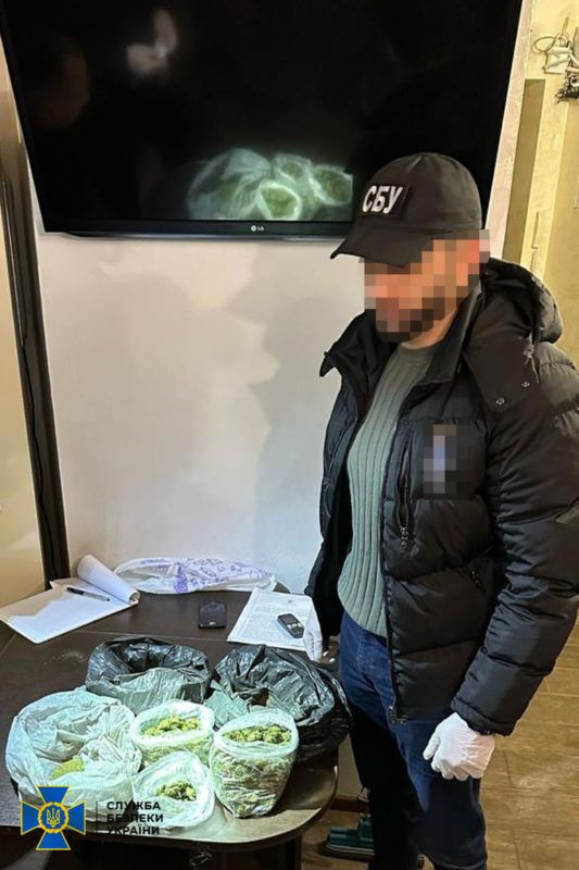 У прикарпатського наркокартелю конфіскували елітні авто та десятки тисяч євро й доларів 1