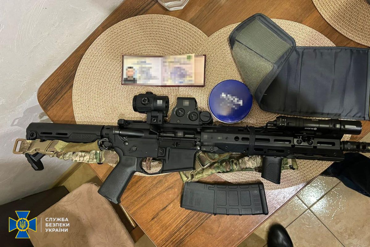 У прикарпатського наркокартелю конфіскували елітні авто та десятки тисяч євро й доларів 3