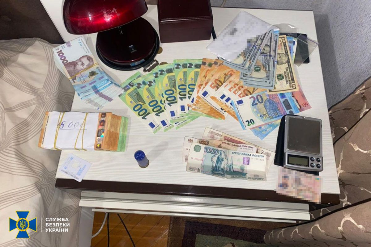 У прикарпатського наркокартелю конфіскували елітні авто та десятки тисяч євро й доларів 6