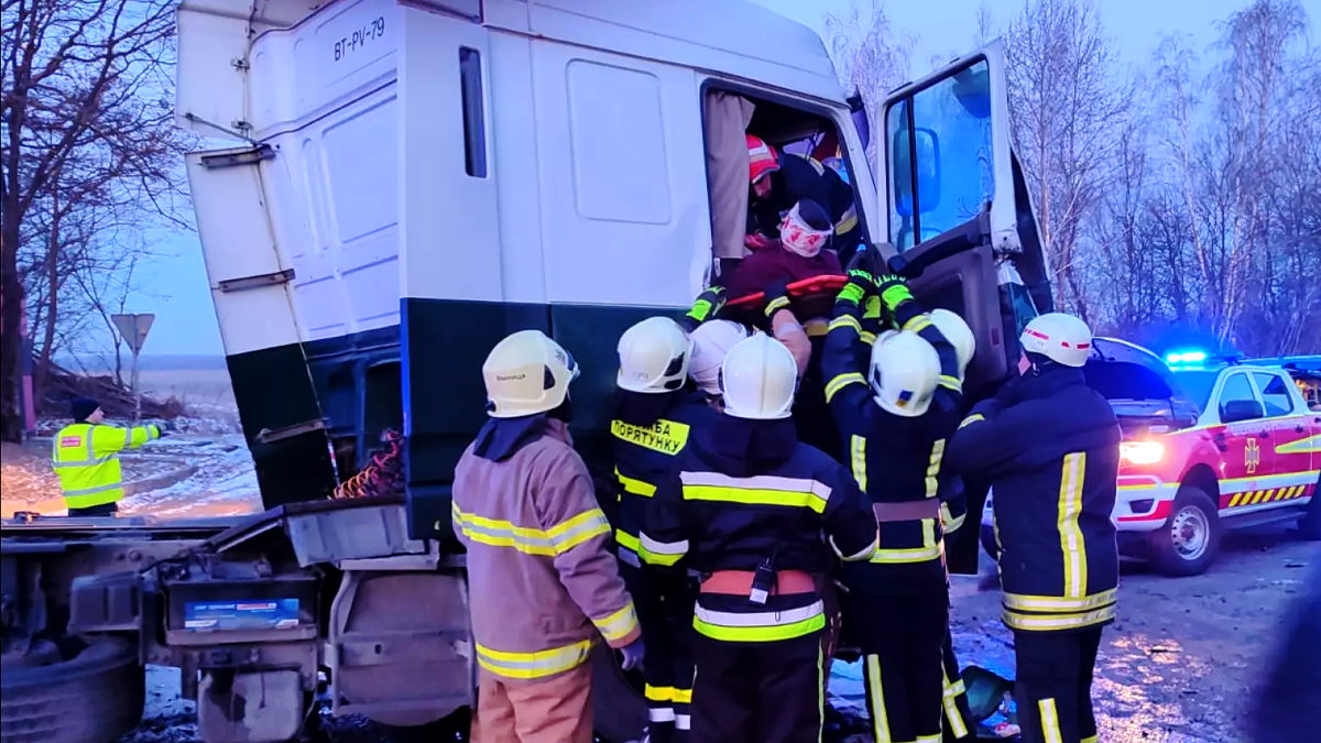 У ДТП на Прикарпатті зіштовхнулися мікроавтобус та вантажівка. Є постраждалі 2