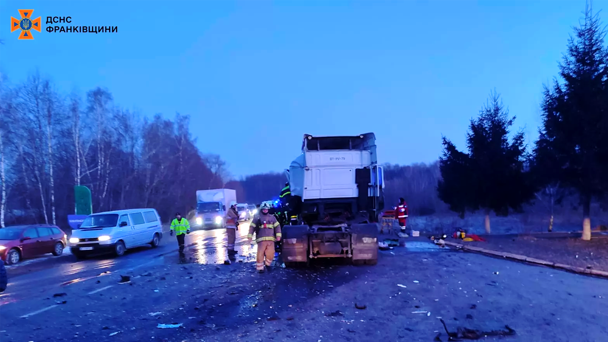 У ДТП на Прикарпатті зіштовхнулися мікроавтобус та вантажівка. Є постраждалі 3