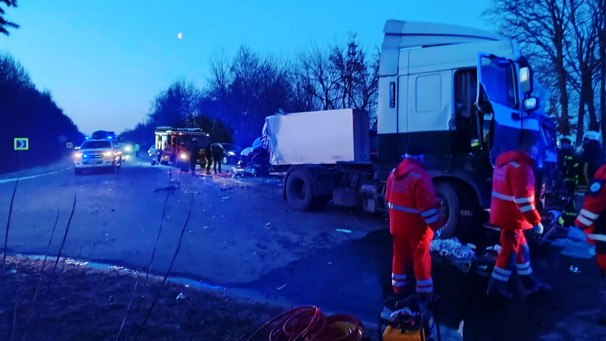 У ДТП на Прикарпатті зіштовхнулися мікроавтобус та вантажівка. Є постраждалі 1