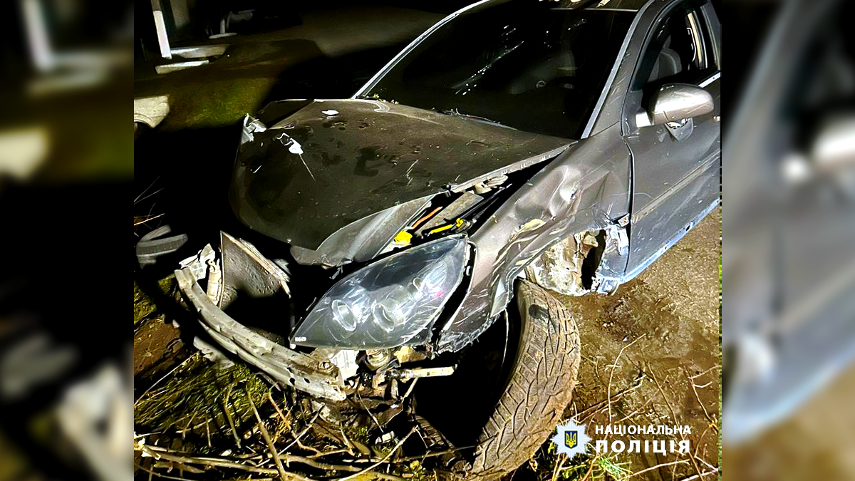 Злетів у кювет й врізався у дерево: у ДТП на Коломийщині постраждав неповнолітній пасажир