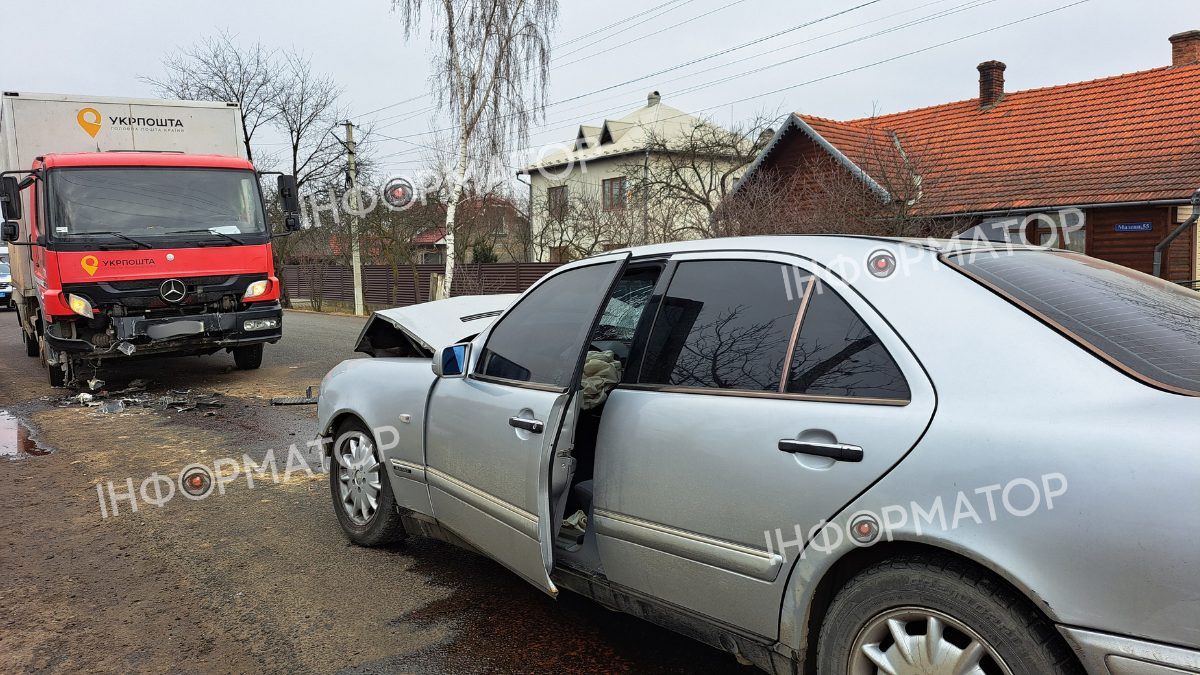 Під Коломиєю фура Укрпошти зіткнулася з Mercedes 1