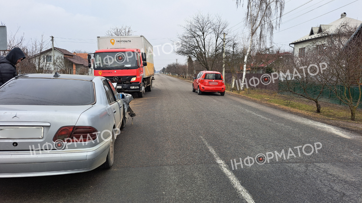 Під Коломиєю фура Укрпошти зіткнулася з Mercedes 4