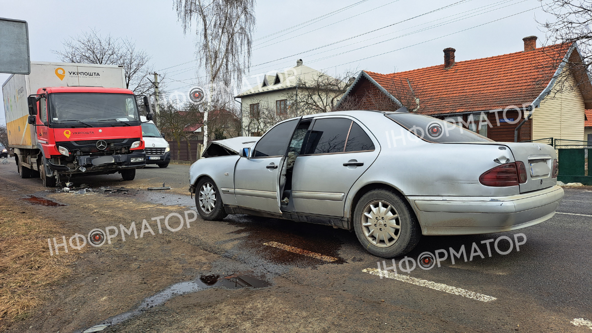 Під Коломиєю фура Укрпошти зіткнулася з Mercedes 3