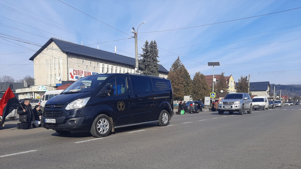 «На щиті» у Делятин повернувся воїн Леонід Козловський