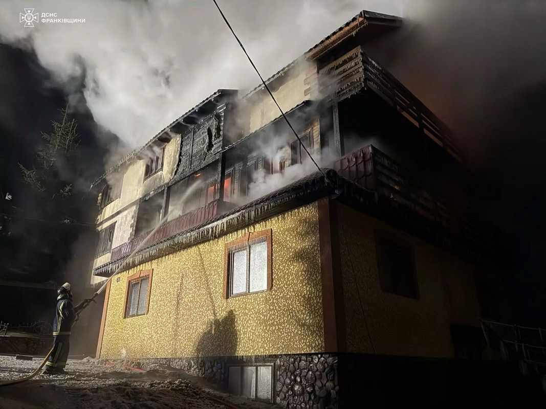 Будинок масштабно палав вночі у Ворохті 3