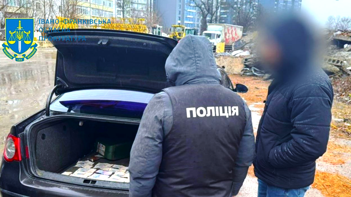 Правоохоронці затримали посадовця Івано-Франківського облавтодору за хабар у 45 000 грн