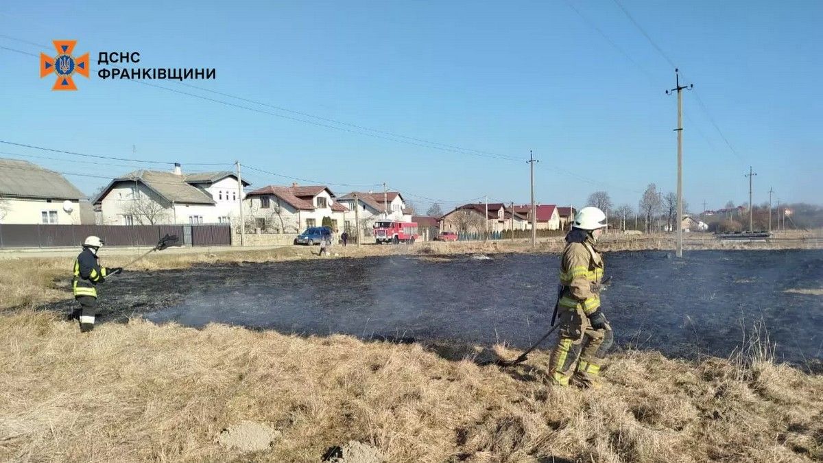 Прикарпаття знову у вогні: десятки пожеж сухої трави загасили 25 лютого 1