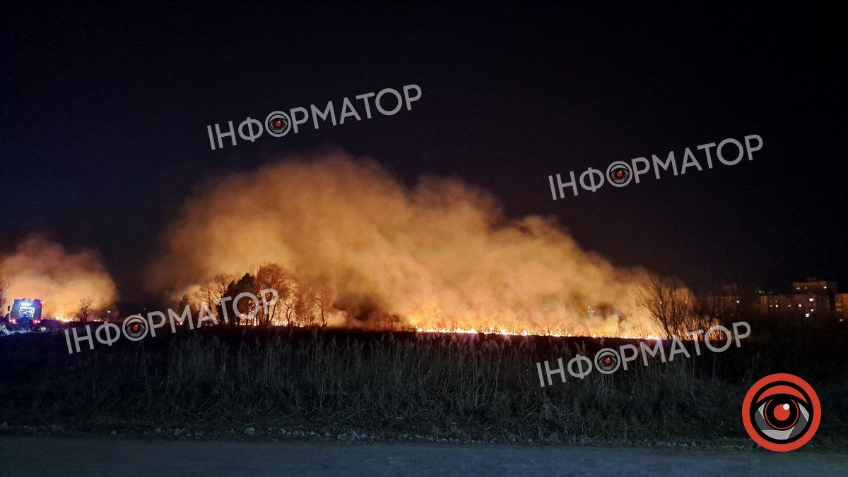 Масштабно палає в районі Гомону в Коломиї. ФОТО та ВІДЕО
