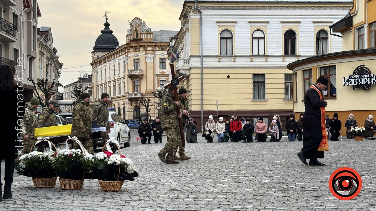 У Коломиї зустріли скорботний кортеж з тілом воїна Руслана Возного