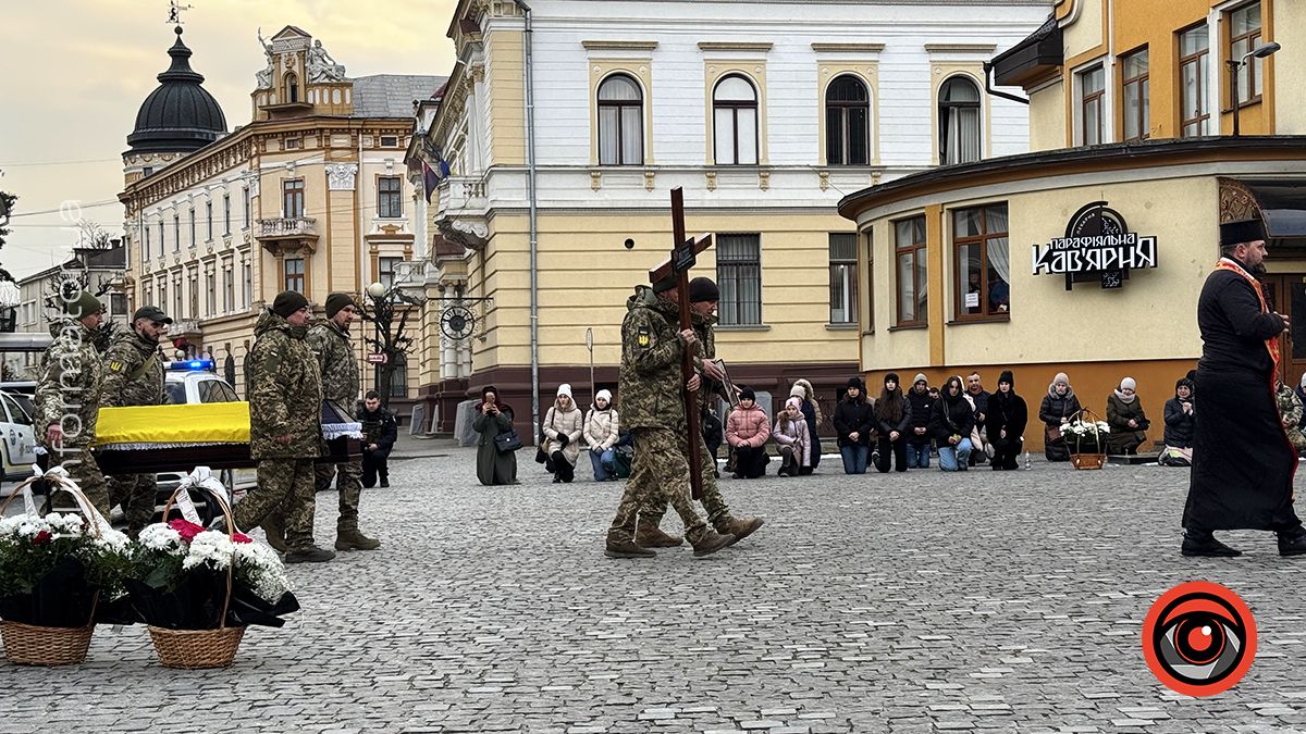 У Коломиї зустріли скорботний кортеж з тілом воїна Руслана Возного 4