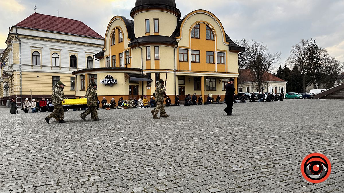 У Коломиї зустріли скорботний кортеж з тілом воїна Руслана Возного 5