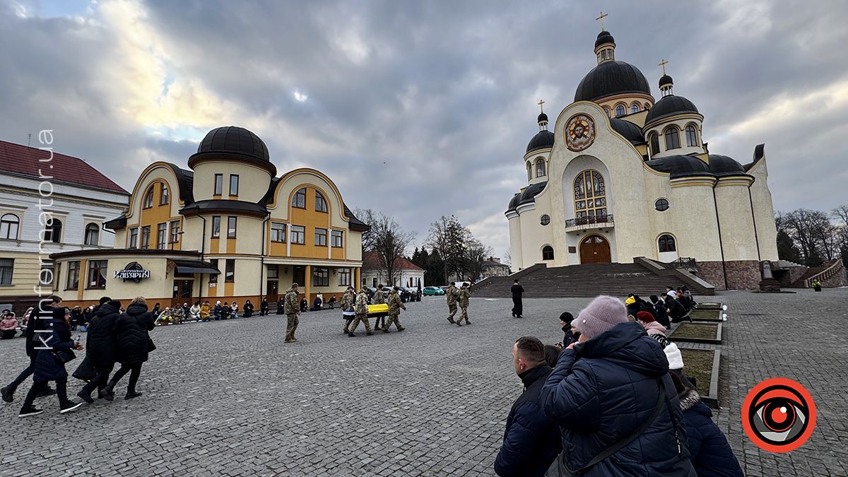 У Коломиї зустріли скорботний кортеж з тілом воїна Руслана Возного 6