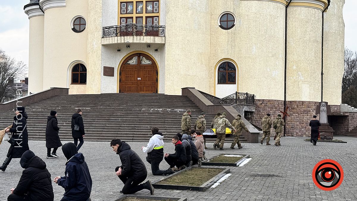 У Коломиї зустріли скорботний кортеж з тілом воїна Руслана Возного 8