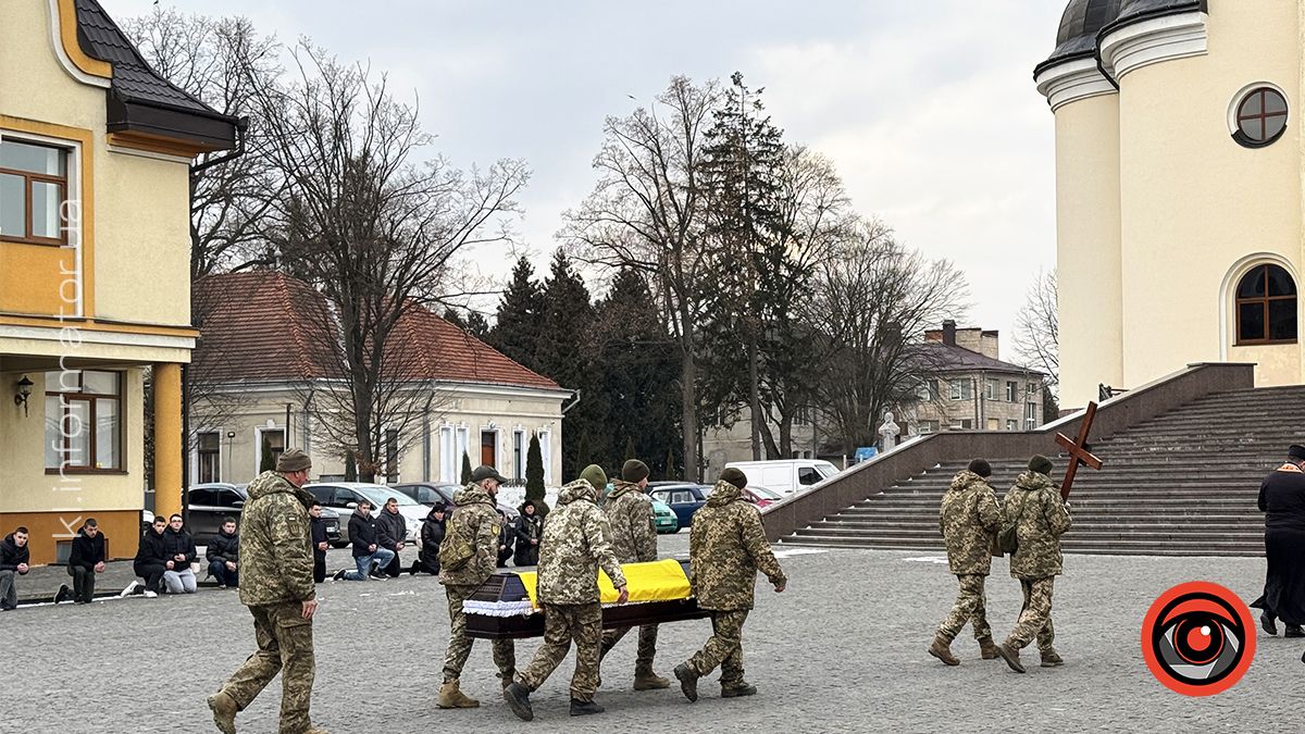 У Коломиї зустріли скорботний кортеж з тілом воїна Руслана Возного 7