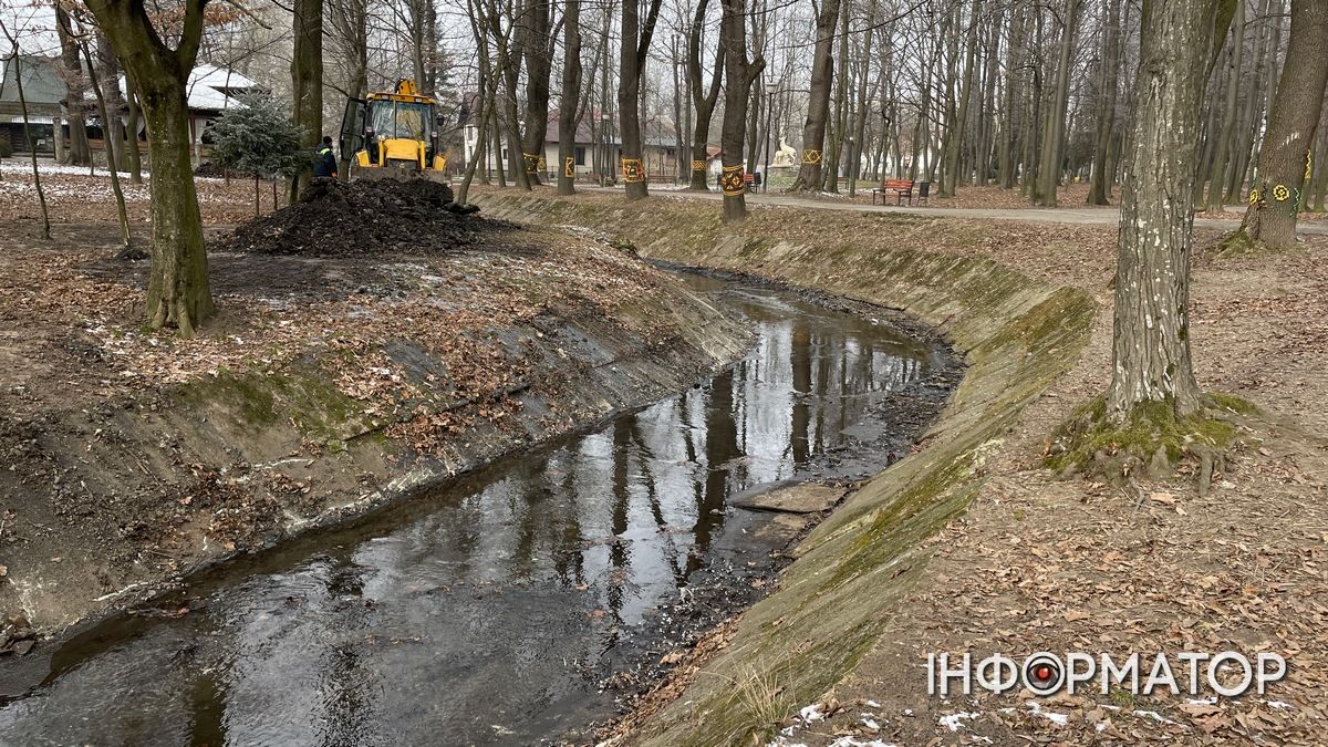 З дна ріки у міському парку Коломиї вивезли кілька причепів багна | ВІДЕО 5