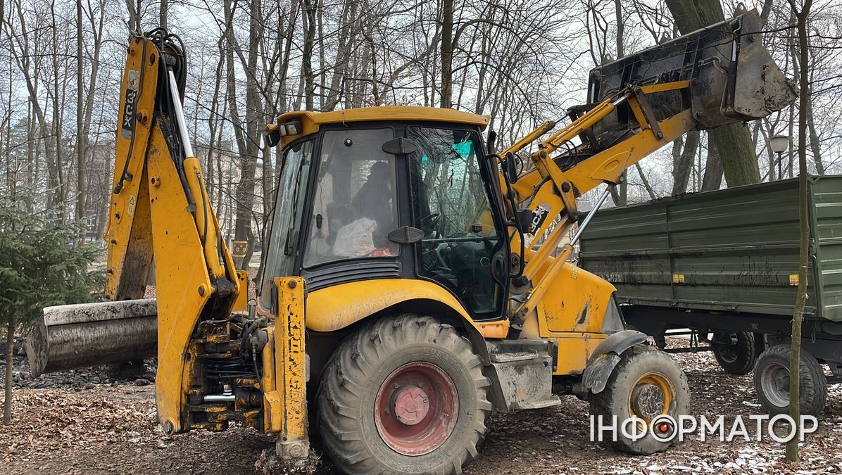 З дна ріки у міському парку Коломиї вивезли кілька причепів багна | ВІДЕО 6