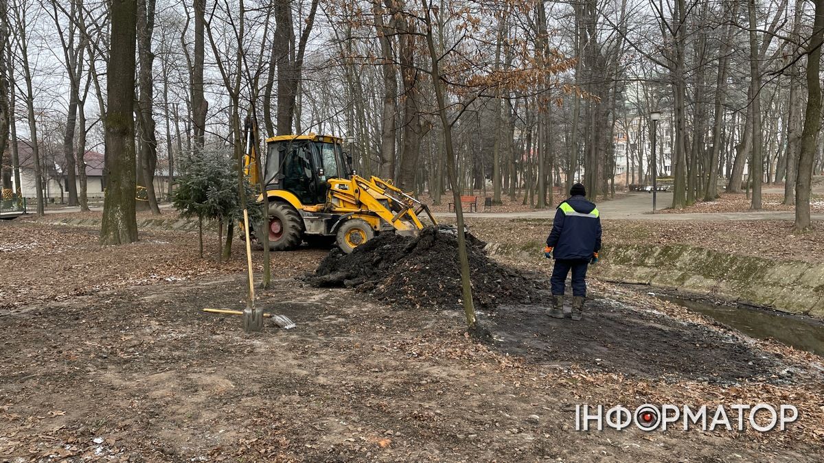 З дна ріки у міському парку Коломиї вивезли кілька причепів багна | ВІДЕО 9