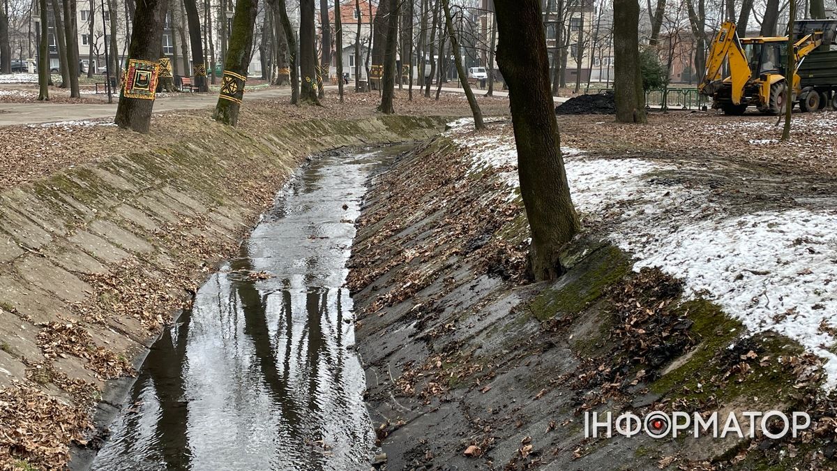 З дна ріки у міському парку Коломиї вивезли кілька причепів багна | ВІДЕО 12