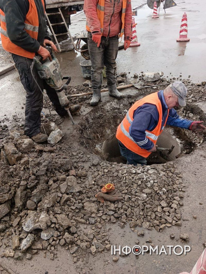 Комунальники замінили люк, що став предметом обговорень 1