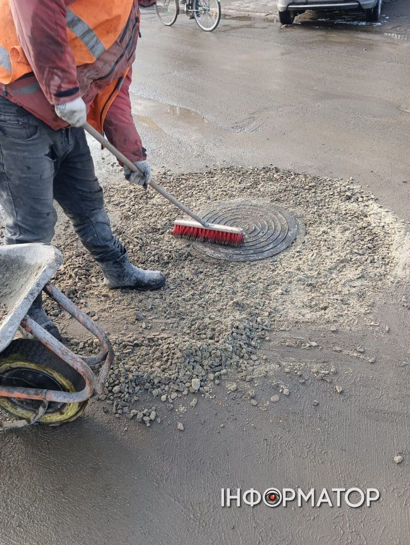 Комунальники замінили люк, що став предметом обговорень 2