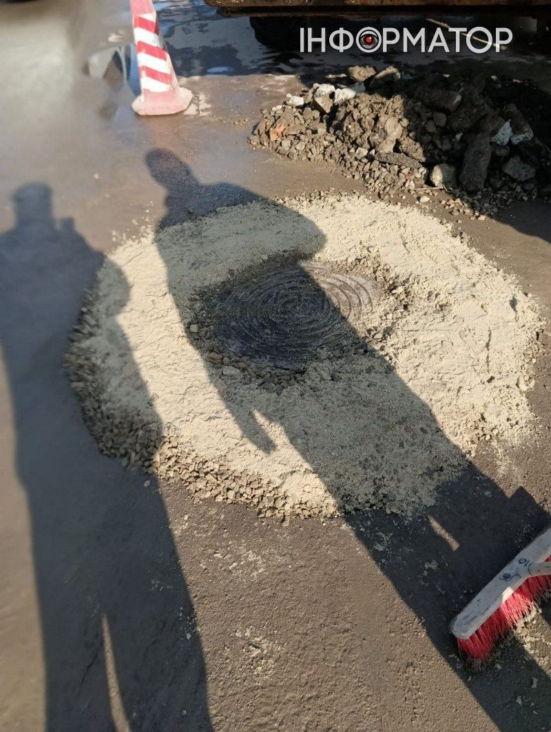Комунальники замінили люк, що став предметом обговорень 3