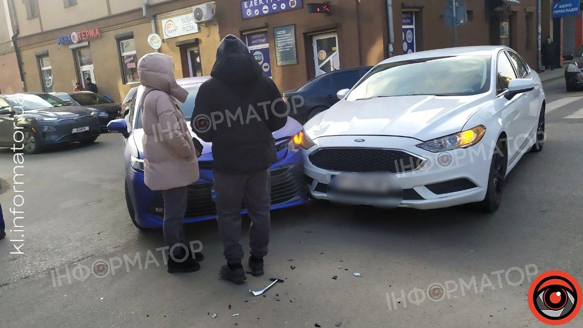 11 лютого 2025 року автомобілі Toyota та Ford зіткнулися на перетині двох вулиць з одностороннім рухом – Шухевича та Валова