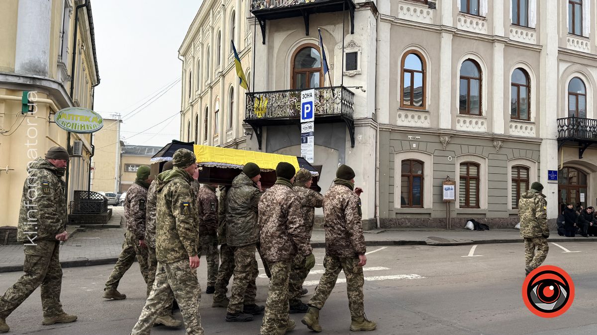 У Коломиї віддали останню шану захиснику Олегу Дутчаку 15