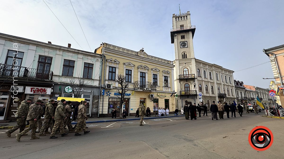 У Коломиї віддали останню шану захиснику Олегу Дутчаку 14