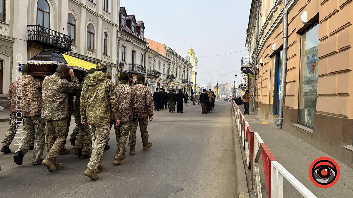 У Коломиї віддали останню шану захиснику Олегу Дутчаку 16
