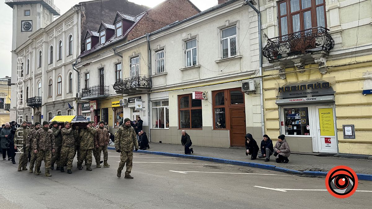 У Коломиї віддали останню шану захиснику Олегу Дутчаку 17