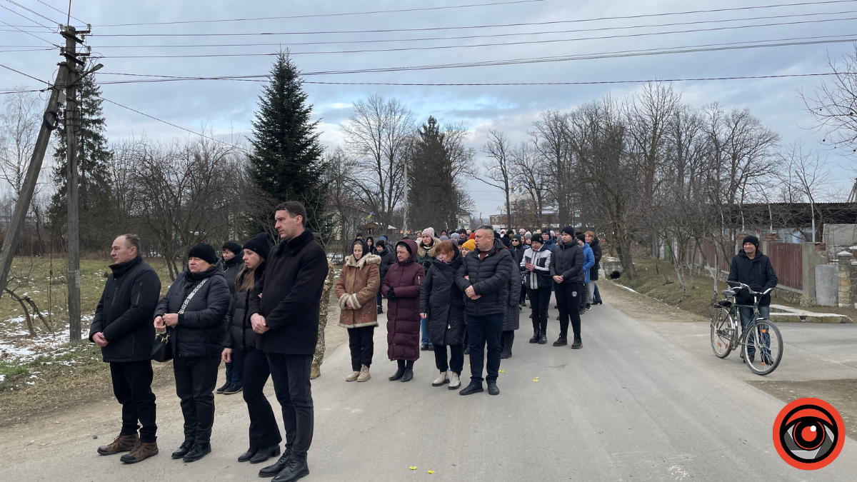Коломийська громада провела в останню дорогу Героя Олега Дутчака 10