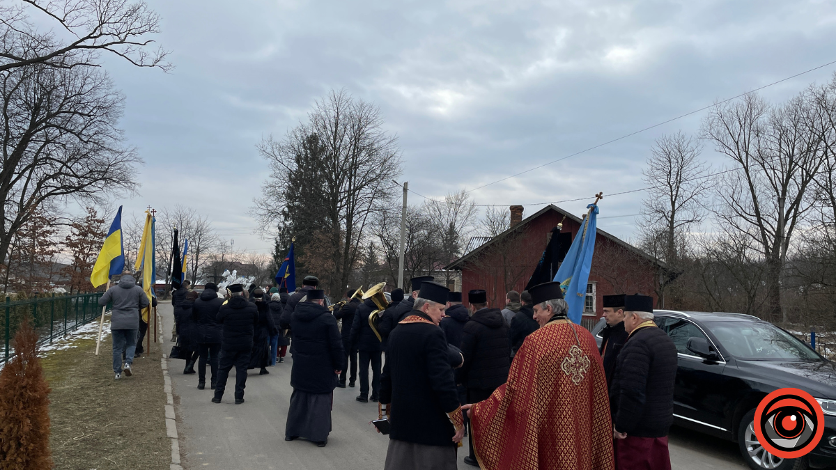 Коломийська громада провела в останню дорогу Героя Олега Дутчака 6