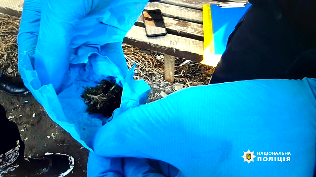 На Косівщині правоохоронці спіймали на «гарячому» наркозбувача 1