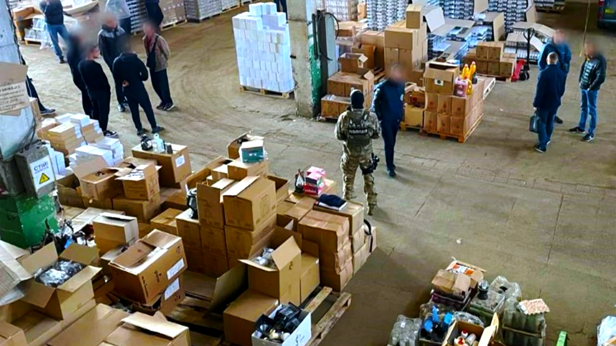 На Прикарпатті підпільно виробляли побутову хімію й видавали її за товари світових брендів