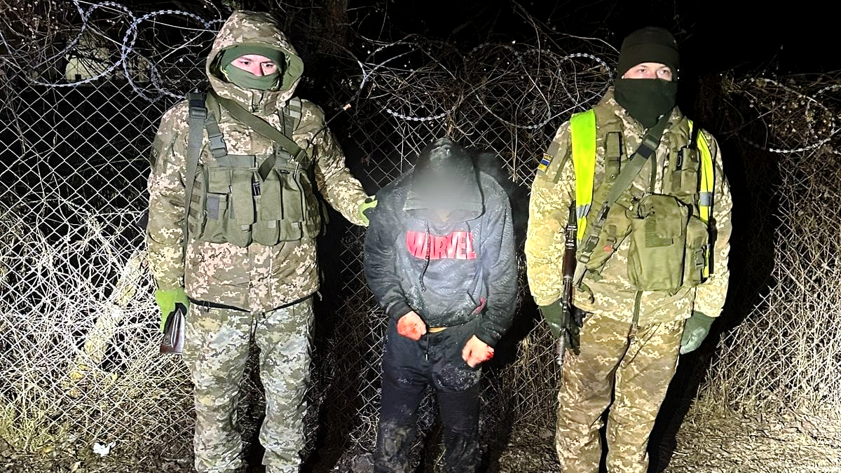 Прикордонники затримали переправників прикарпатця, який ледь не загинув у крижаній Тисі 1