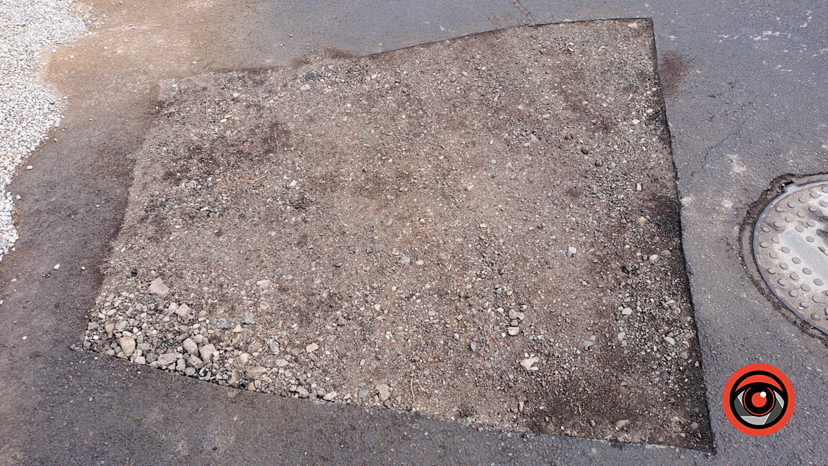 І знову засипали: на вулиці Войнаровського у Коломиї вкотре намагаються подолати надокучливу яму 3