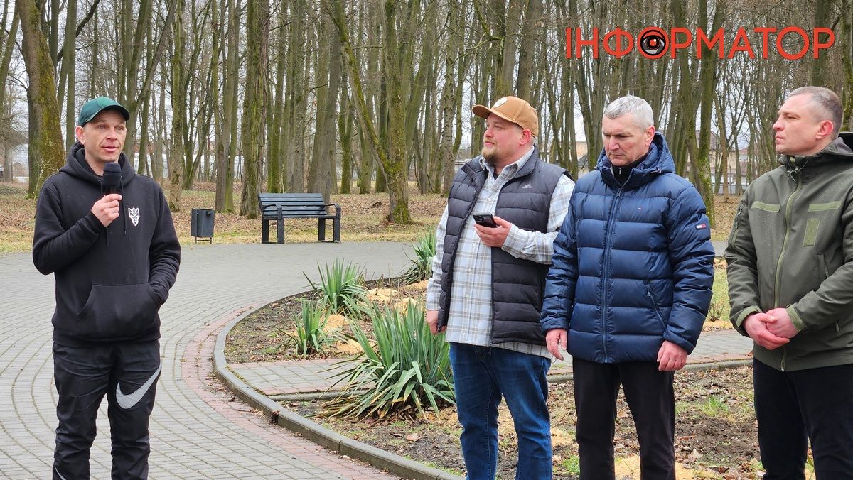 Алея добровольців у Коломиї поповнилась молодими дубами, а крім того цей день відзначили іншими спортивно-масовими заходами 11