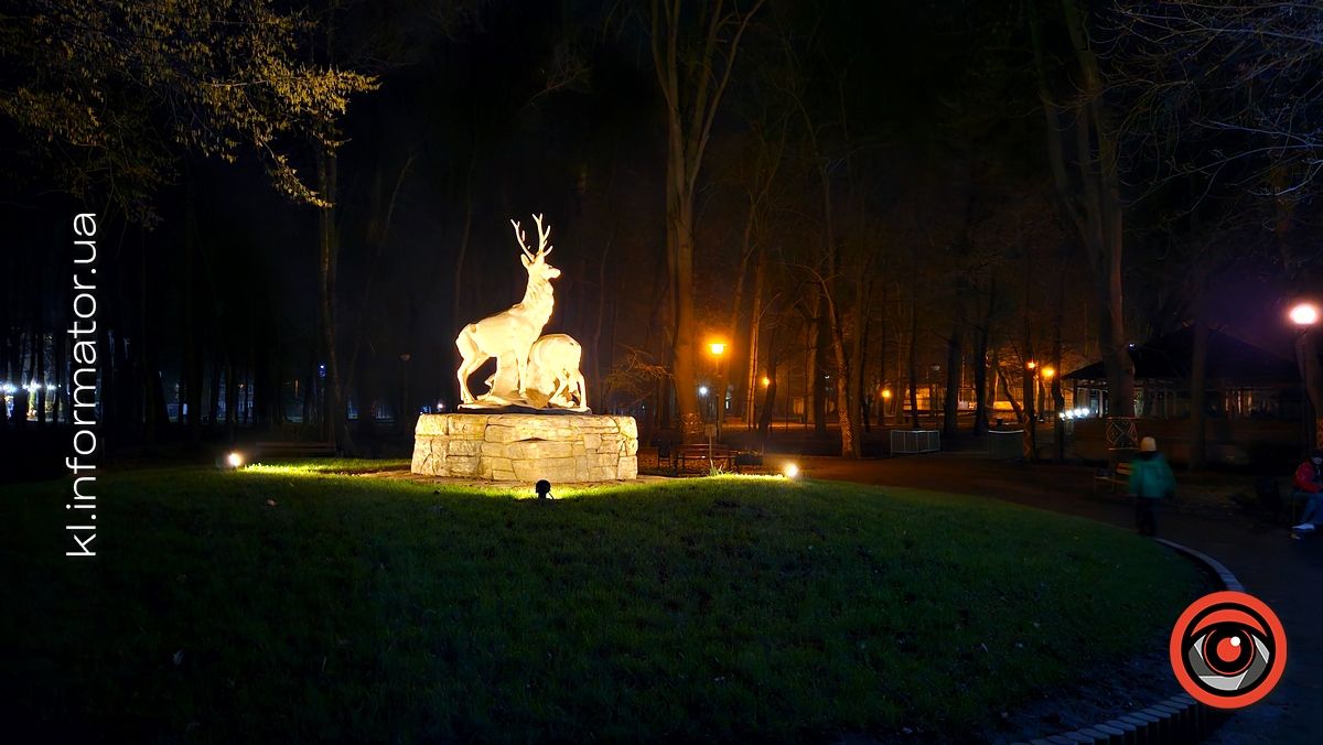 Довершено: світла зміна до композиції сім'ї оленів у коломийському парку 7